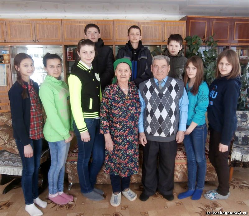 Учащиеся в гостях в гостях у Сайрановых Барый Нурмухаметовича и Завзян апы